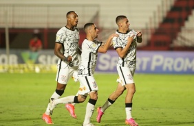 Raul, Gabriel e Gabriel Pereira no jogo entre Corinthians e Atltico-GO, pelo Brasileiro