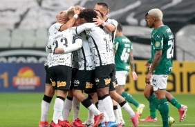 Elenco corinthiano comemorando gol de Rger Guedes no jogo diante o Palmeiras