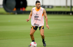 Giuliano participa de treino do Corinthians na manh deste sbado