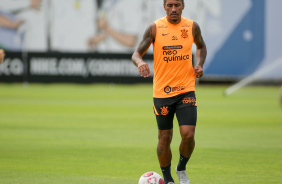 Paulinho participa de treino no gramado do CT Joaquim Grava