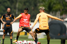 Gustavo Mantuan e Rger Guedes dividem bola