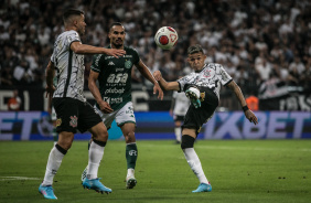 Adson e Jnior Moraes durante o jogo entre Corinthians e Guarani