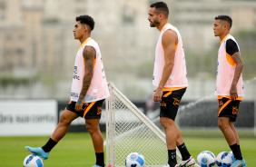 Du Queiroz, Renato Augusto e Adson em treinamento do Corinthians