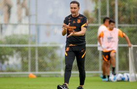 Vtor Pereira no comando do treino do Corinthians