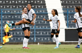 Gabi Zanotti, Jaque, Adriana e Jheniffer comemoram segundo gol do Corinthians contra o Real Braslia