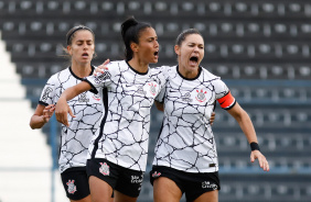 Jheniffer, Jaqueline e Gabi Zanotti em comemorao do primeiro gol do Corinthians