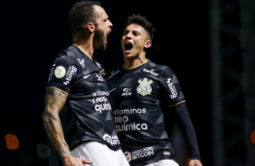 Renato Augusto e Mantuan em comemorao de gol do Corinthians