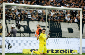 Cssio ajoelhado no gol do Corinthians