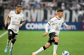Adson e Gustavo Mantuan durante partida entre Corinthians e Always Ready pela Libertadores
