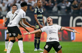 Giuliano comemora ajoelhado gol marcado na vitria do Corinthians contra o Santos
