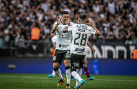 Adson e Roni comemorando o gol do Corinthians diante do Flamengo