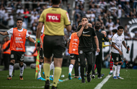 Vtor Pereira reclamando com a arbitragem durante jogo do Corinthians