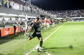 Rafael Ramos cobrando escanteio contra o Santos