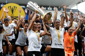 Atletas corinthianas festejando bastante junto ao trofu da Supercopa do Brasil Feminina