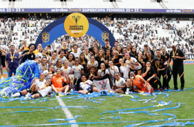 Jogadoras corinthianas posando junto ao trofu da Supercopa do Brasil Feminina