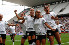 Jogadoras do Corinthians celebrando o gol marcado contra o Flamengo