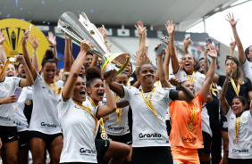 Jogadoras do Corinthians erguendo a taa e festejando ttulo da Supercopa do Brasil Feminina