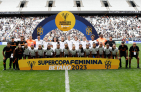 Jogadoras e comisso tcnica do Corinthians tirando a tradicional foto que antecede a final