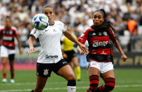 Millene disputando a bola com marcadora do Flamengo
