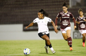 Ju Ferreira com a bola em seu domnio em duelo contra a Ferroviria, pelo Brasileiro Feminino