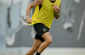 Yuri Alberto corre em treino do Corinthians nesta tera