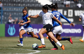 Duda Sampaio carrega a bola em jogo do Corinthians contra o Cruzeiro pelo Brasileiro Feminino