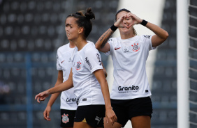 Jogadoras do Corinthians comemoram gol marcado sobre o Cruzeiro pelo Brasileiro Feminino