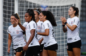 Jogadoras do Corinthians comemoram triunfo sobre o Cruzeiro