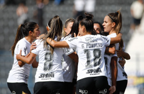 Jogadoras do Corinthians comemoram triunfo sobre o Cruzeiro
