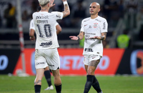 Rger Guedes e Fbio Santos comemoram gol