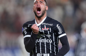 Maycon celebra gol pelo Corinthians