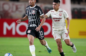 Ruan Oliveira disputa bola com jogador do Universitario