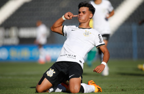 Guilherme Henrique comemorando gol pelo Corinthians