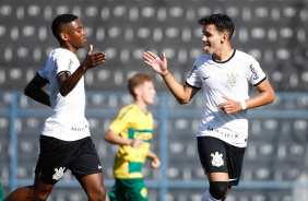 Roberto e Andr celebrando gol na partida contra Cuiab pelo Sub-17