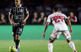 Murillo com a bola durante a partida entre So Paulo e Corinthians, no Morumbi, pela Copa do Brasil