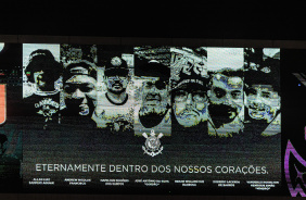 Imagem no telo da Arena com nomes e rostos de vtimas de acidente na rodovia Ferno Dias