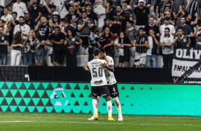 Matas Rojas e Gil comemorando gol do Corinthians contra o Estudiantes