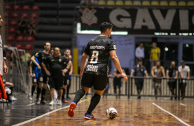 Gugu Flores conduzindo a bola no jogo contra o Santo Andr