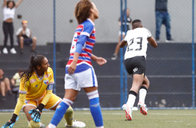 Jhonson feliz aps marcar o gol da virada do Corinthians