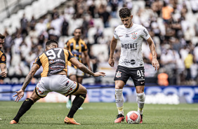 Pedro Raul com a bola no jogo entre Corinthians e Novorizontino