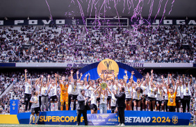 Jogadoras e comisso do Corinthians erguendo a taa da Supercopa na Neo Qumica Arena