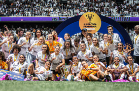 Jogadoras junto  taa da Supercopa Feminina comemorando