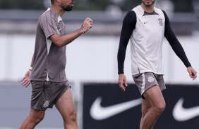 Antnio Oliveira e Pedro Raul em ao no treino do Corinthians