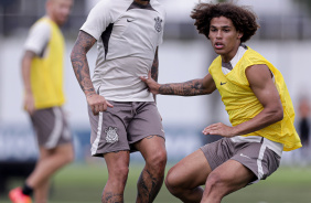 Maycon e Guilherme Biro em ao no treino do Corinthians
