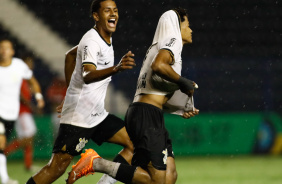 Luiz Fernando celebrando o gol anotado na Fazendinha junto de Denner