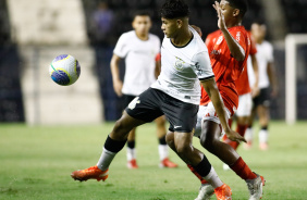 Luiz Fernando protegendo a bola enquanto  pressionado por um jogador do Internacional