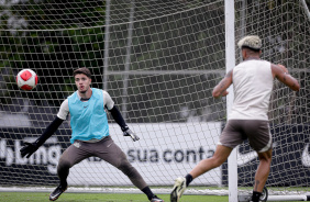 Felipe Longo em ao durante treino do Corinthians