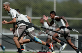 Jogadores do Corinthians fazendo exerccios no centro de treinamentos; Kayke aparece focado