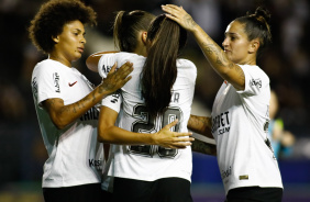Jogadoras do Corinthians comemorando gol marcado