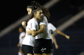 Letcia Santos abraando Duda Sampaio e comemorando gol anotado pelas Brabas